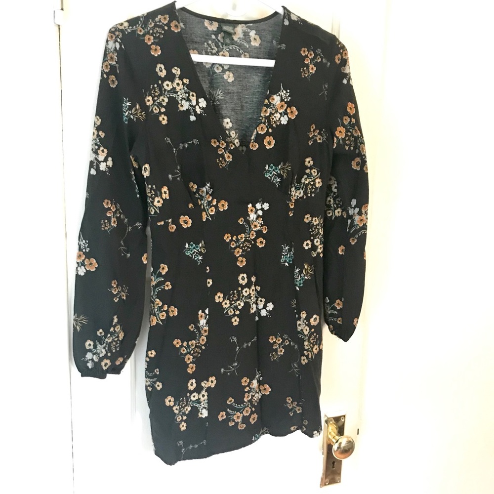 Wild Fable long sleeved low cut short dress